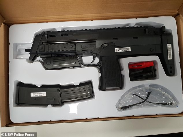 两家长买玩具枪被捕 新州警方遭网友炮轰